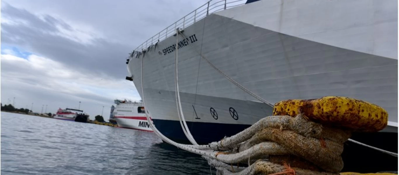 Φορτηγό πλοίο προσάραξε στη Ψέριμο - Στο σημείο σκάφη του λιμενικού (βίντεο)